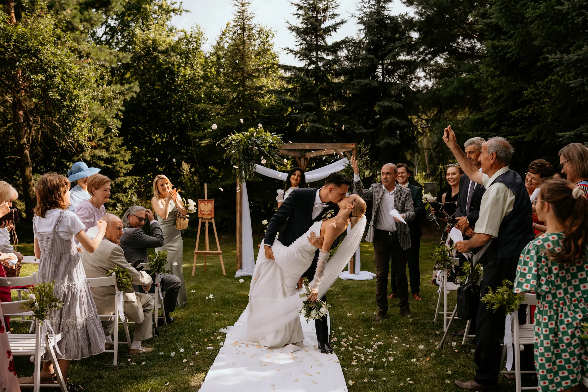 Fotografia ślubna – para młoda podczas pocałunku w plenerze